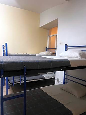 Single Bed in Mixed Dormitory Room (4 Beds)