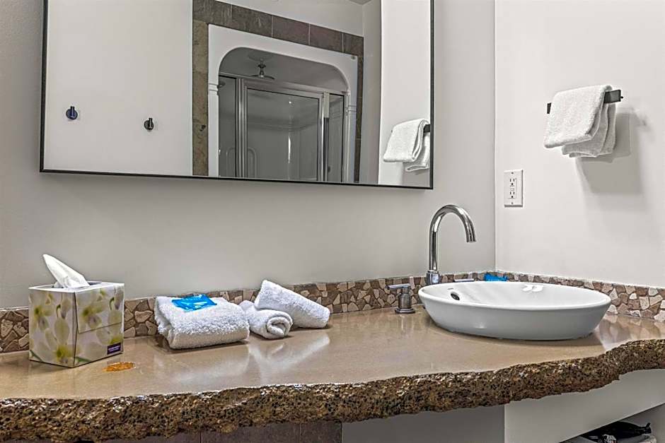 Elevated Penthouse - Pool, Hot Tub & Relaxing Atmosphere!