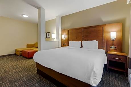 King Suite with Bathtub - Non-Smoking