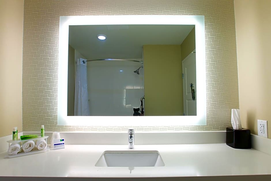 Holiday Inn Express Fargo SW I94 Medical Center, an IHG Hotel