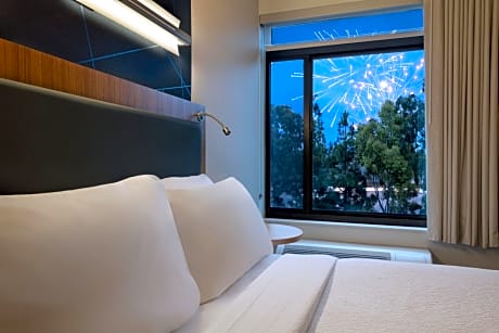 Studio with Two Queen Beds and Trundle Bed with Fireworks View (High Floor)