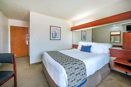 Queen Room - Disability Access/Non-Smoking