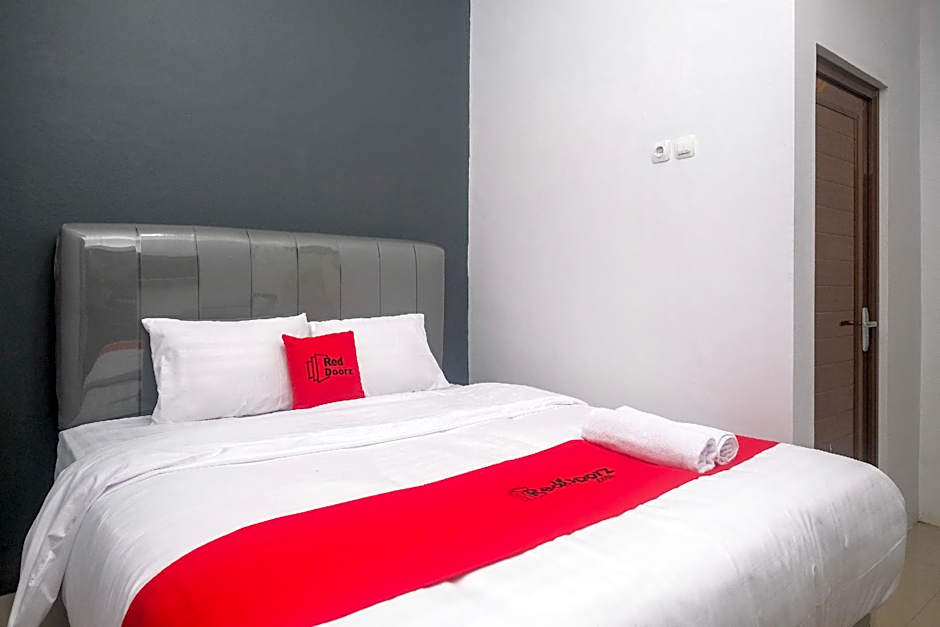 RedDoorz Syariah near UNIMUS Semarang