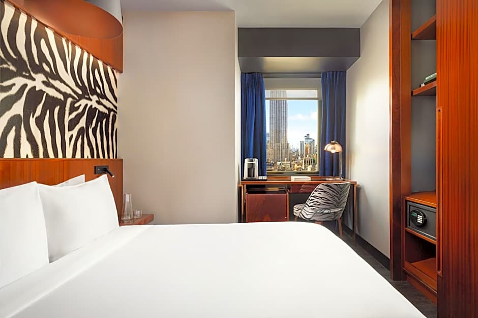 Photo 1 of 4 of 1 Queen Bed, Empire State Building View
