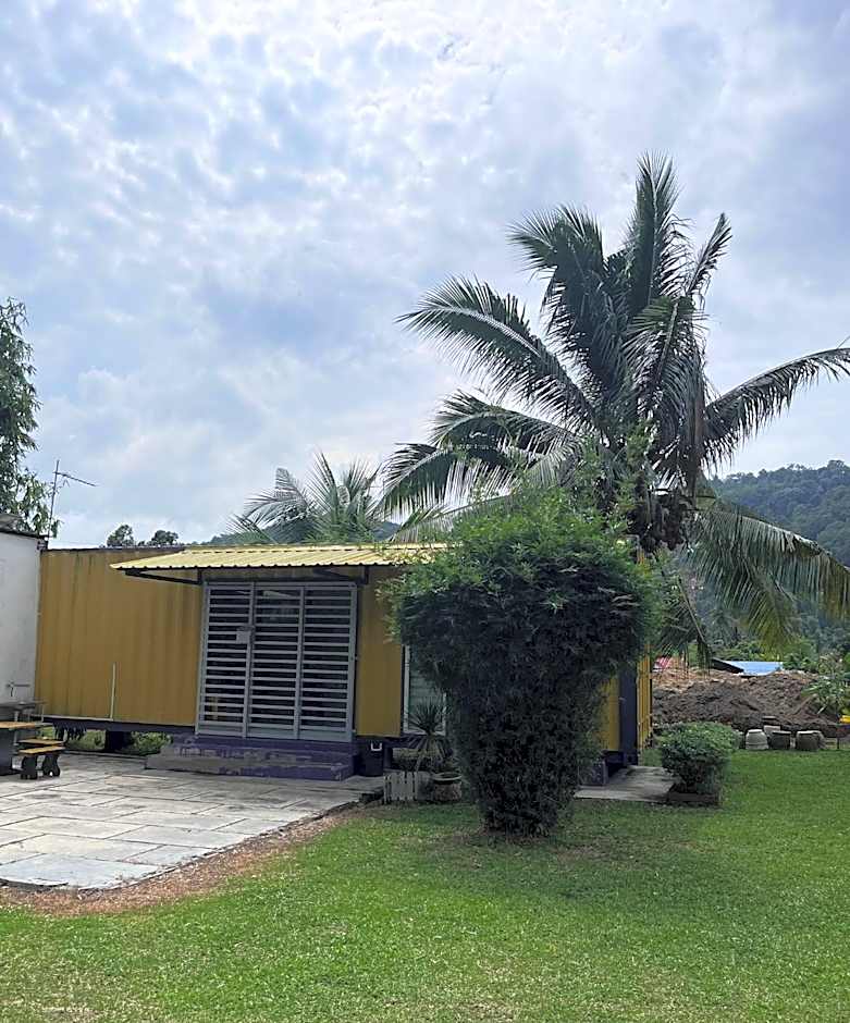 Yellow Cube at Lumut Cube Homestay Kontena