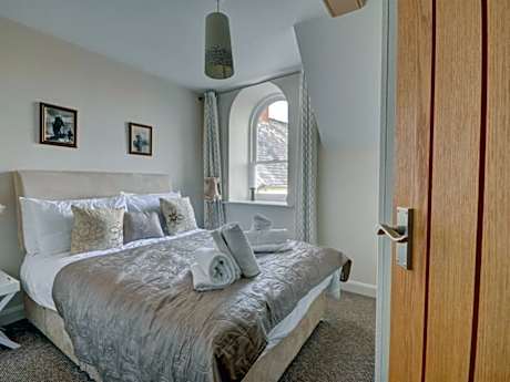 The Old Auction Rooms Lot 2 Central with Private Parking