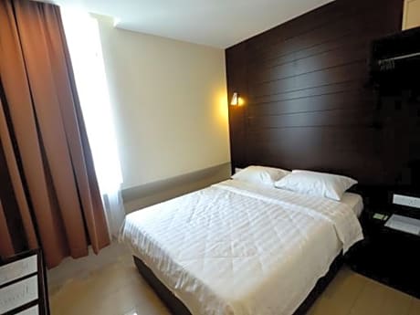 Deluxe with Window