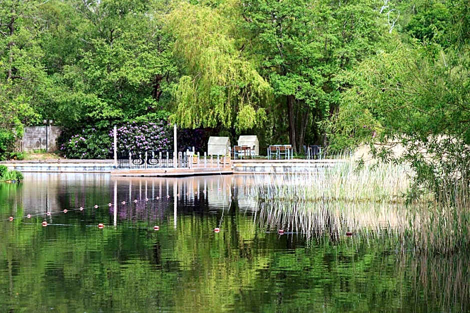 Inn On The Lake