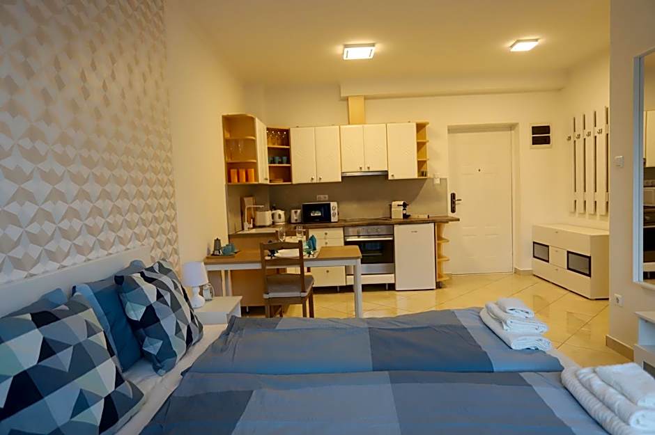 Airport Luxury Apartment with Balcony + Free parking