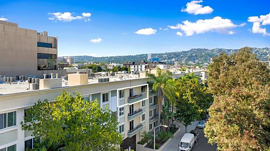 Beverly Hills 2 bed 2 bath Penthouse with Den and Parking 414