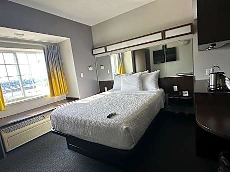 Queen Room - Disability Access/Non-Smoking