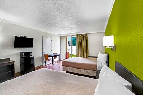 Queen Room with Two Queen Beds - Smoking