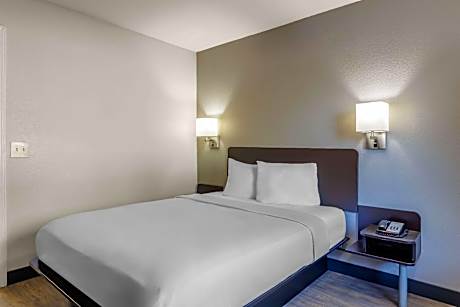 1 Full Bed | ADA/RI Shower/Hearing Impaired