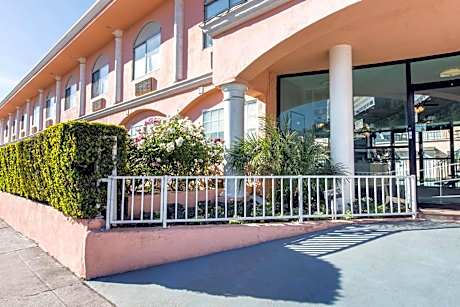 Rodeway Inn Near Melrose Ave