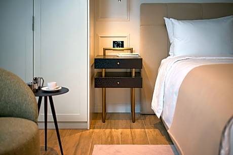Superior room with balcony and partial sea view