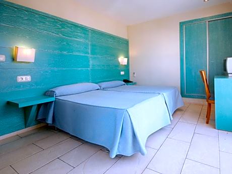 Triple Room with Terrace (2 adults + 1 child)