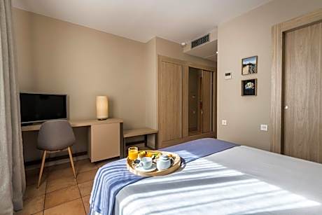 Double or Twin Room (2 Adults + 1 Child)