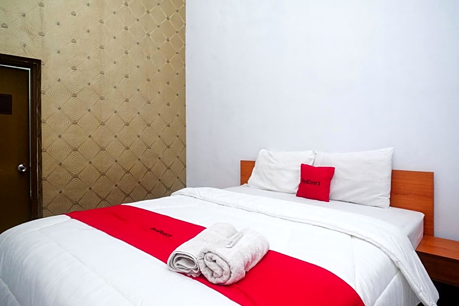 RedDoorz near Stasiun Purwosari