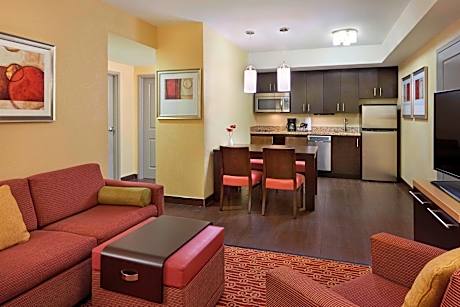 2 Bedroom Suite, Bedroom 1: 1 Queen, Bedroom 2: 1 Queen, Sofa bed