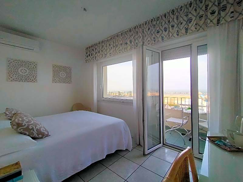 Luxor Cattolica Beach Hotel