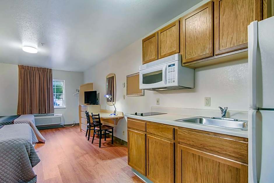 HomeTowne Studios & Suites Bentonville