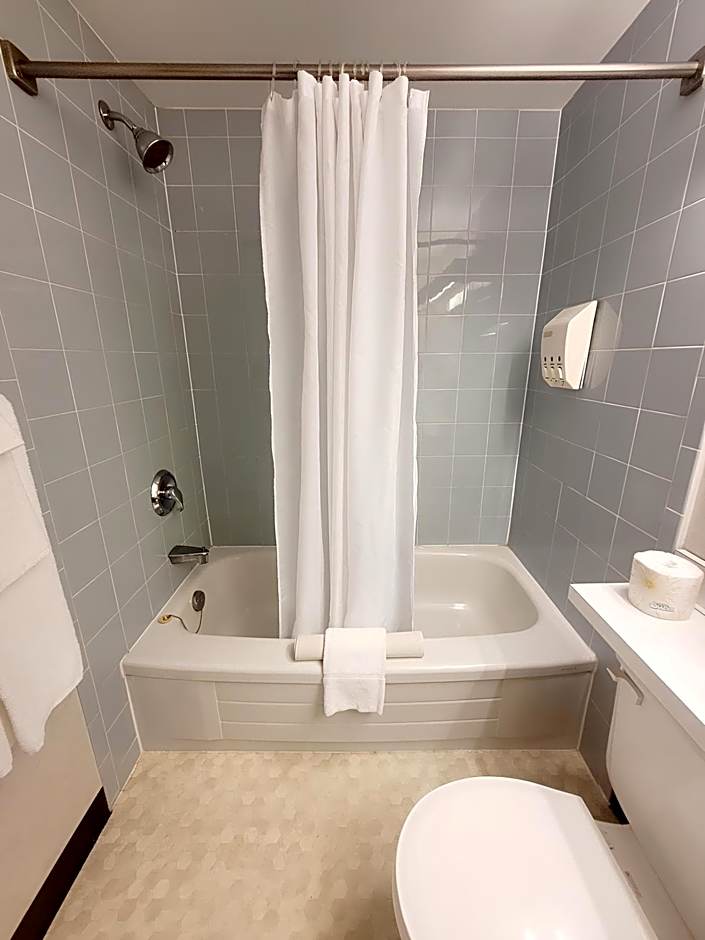 Claymore Inn and Suites