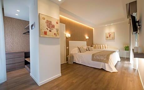 Deluxe Room with Lateral Sea View