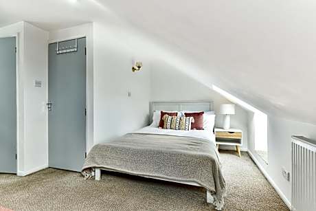 Spacious en-suite in a 5-Bedroom House at Hanwell (2nd Floor)