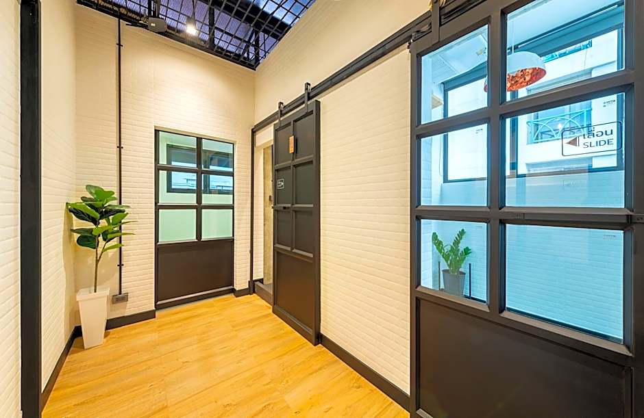 Siam Subway Hostel and Cafe