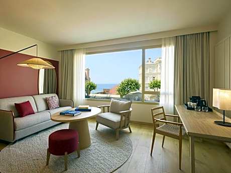 Deluxe King Suite with Sofa Bed