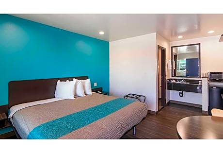 1 Queen Bed | Smoking, Micfridge