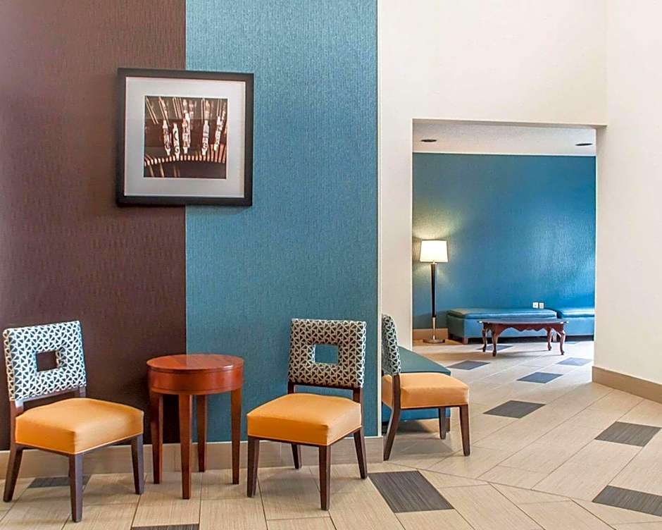 Comfort Inn & Suites Hamburg - Buffalo South