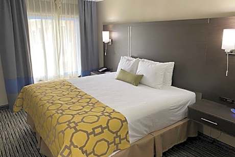 1 King Bed, Second Floor, Non-Smoking