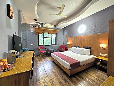Deluxe Double Room (2 Adults + 1 Child)