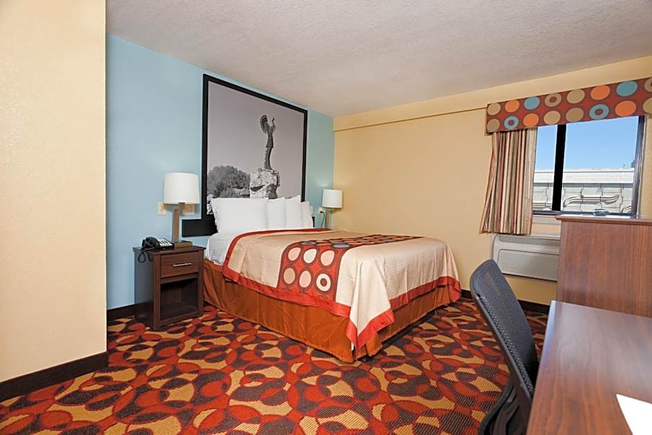 Super 8 by Wyndham Wichita Airport