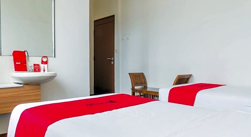 RedDoorz Plus @ Surapati 2