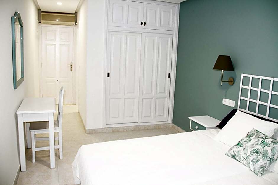 Hugo Beach Hotel & Apartments