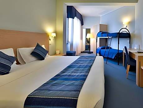 Family Room (2 Adults 2 Children)