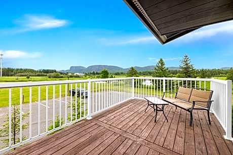 King Suite with Balcony - Non-smoking