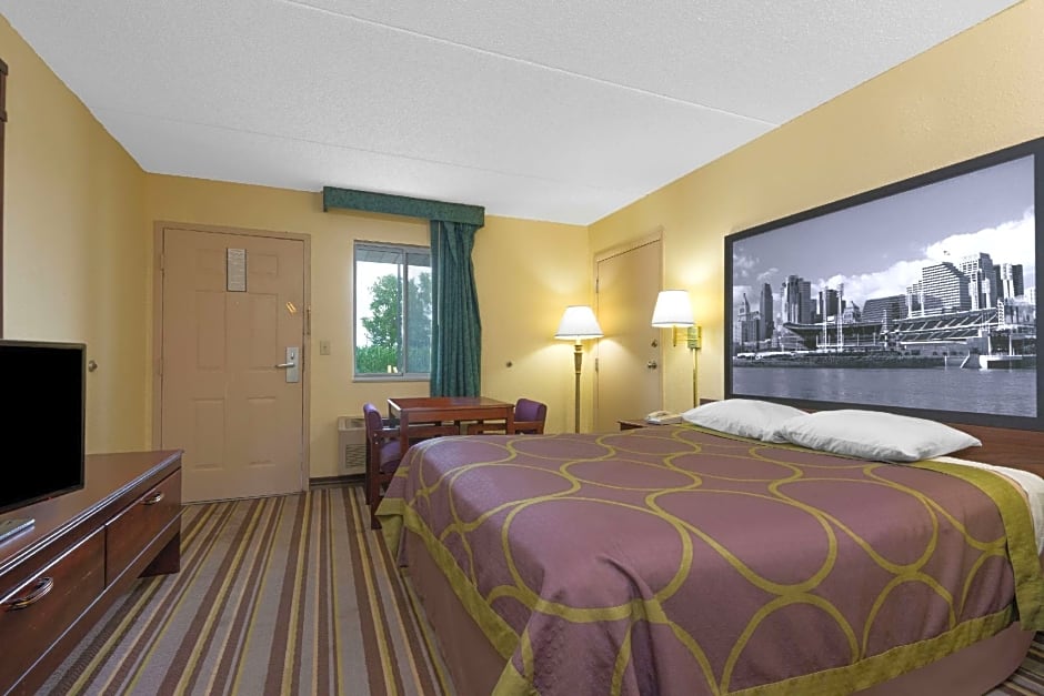 Photo 1 of 1 of 1 Queen Bed, Smoking