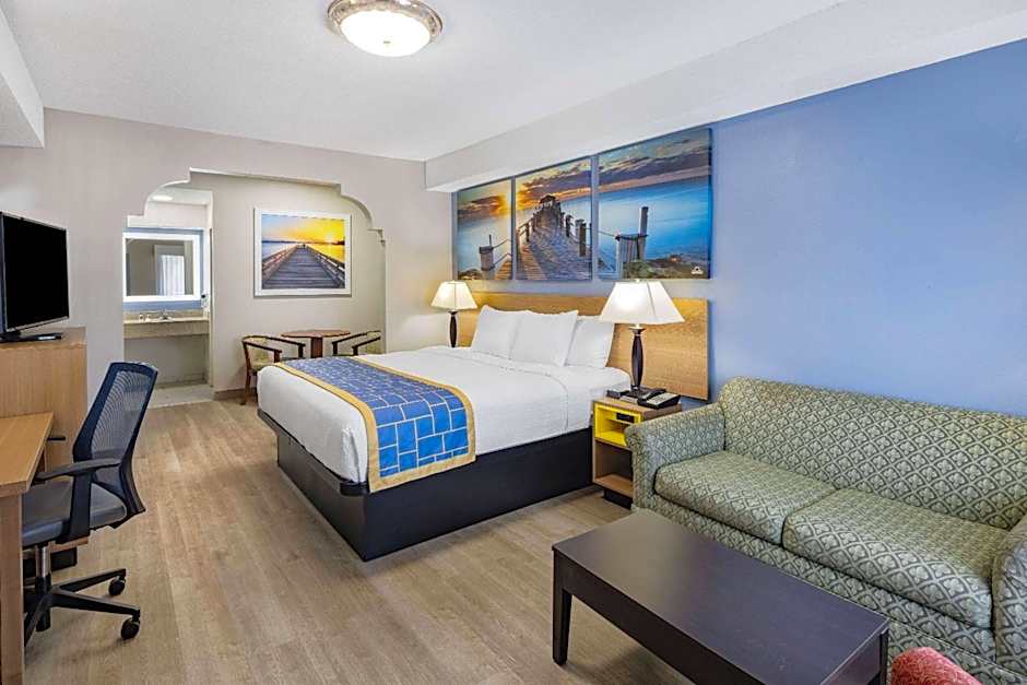 Days Inn & Suites by Wyndham Savannah Midtown