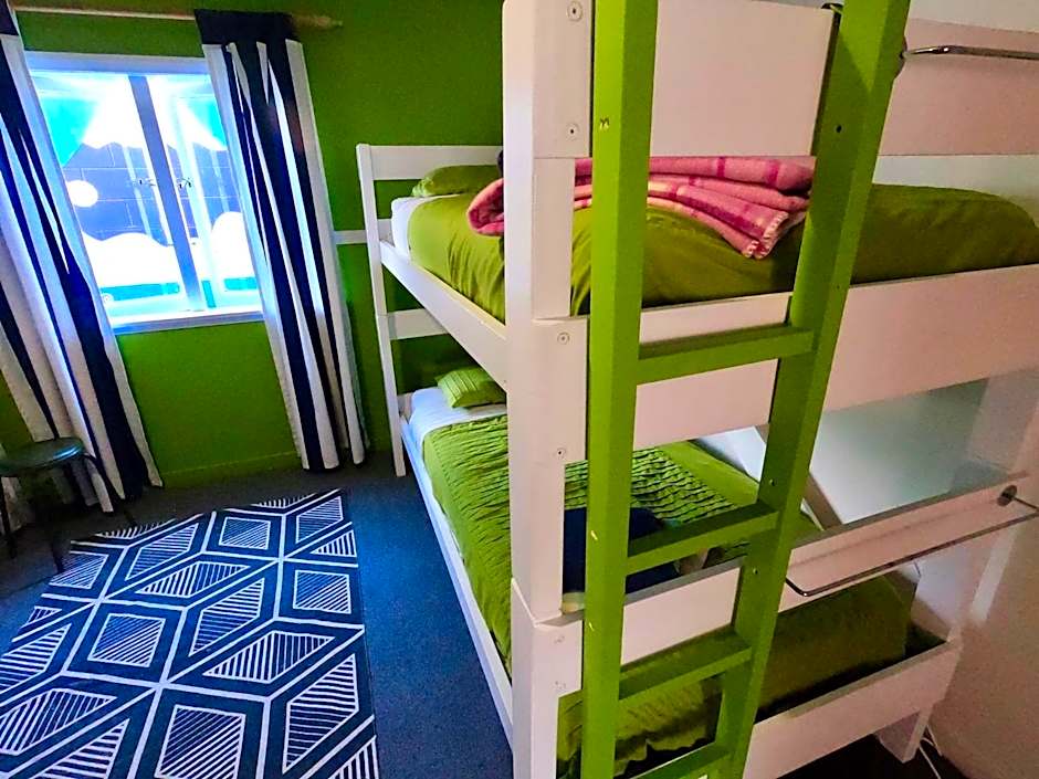 Ducks & Drakes Boutique Motel & Backpackers