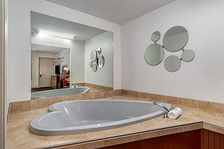 Howard Johnson by Wyndham Traverse City