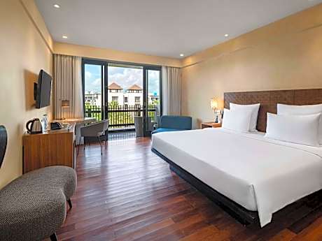 Junior Family King Suite with Two Single Beds and Garden View