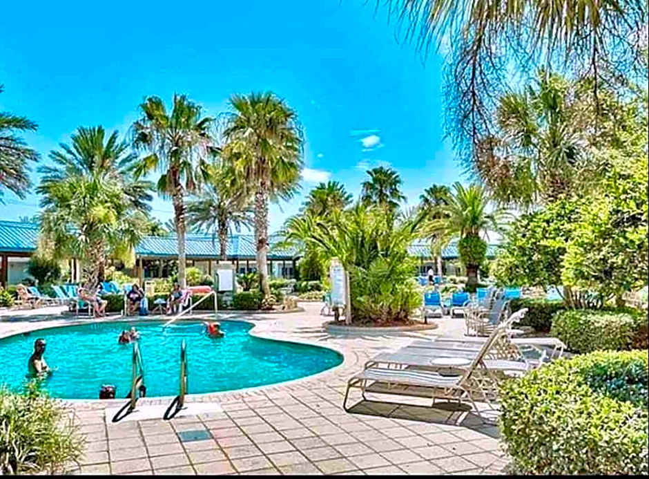 Pink Sunsets at the Palms of Destin Across from Beach, Heated Pool Shuttle & Dining