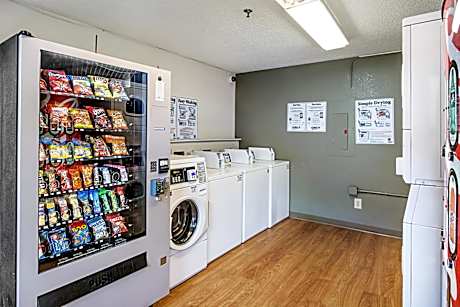 HomeTowne Studios by Red Roof Atlanta - Lawrenceville