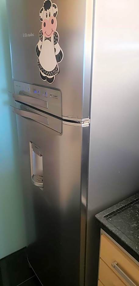 Apartamento Frente para o Mar - Varandão com Blindex - Vista Total para o Mar - 1 Suite e mais 2 Quartos-Ar Condicionado - 2 Vagas - BEIRA MAR - 70 metros da Praia ,TVS SMART GERAL -WI-FI -DISNEY PLUS-OUTROS- PORTARIA 24 HORAS-KIT PRAIA 4 PESSOAS