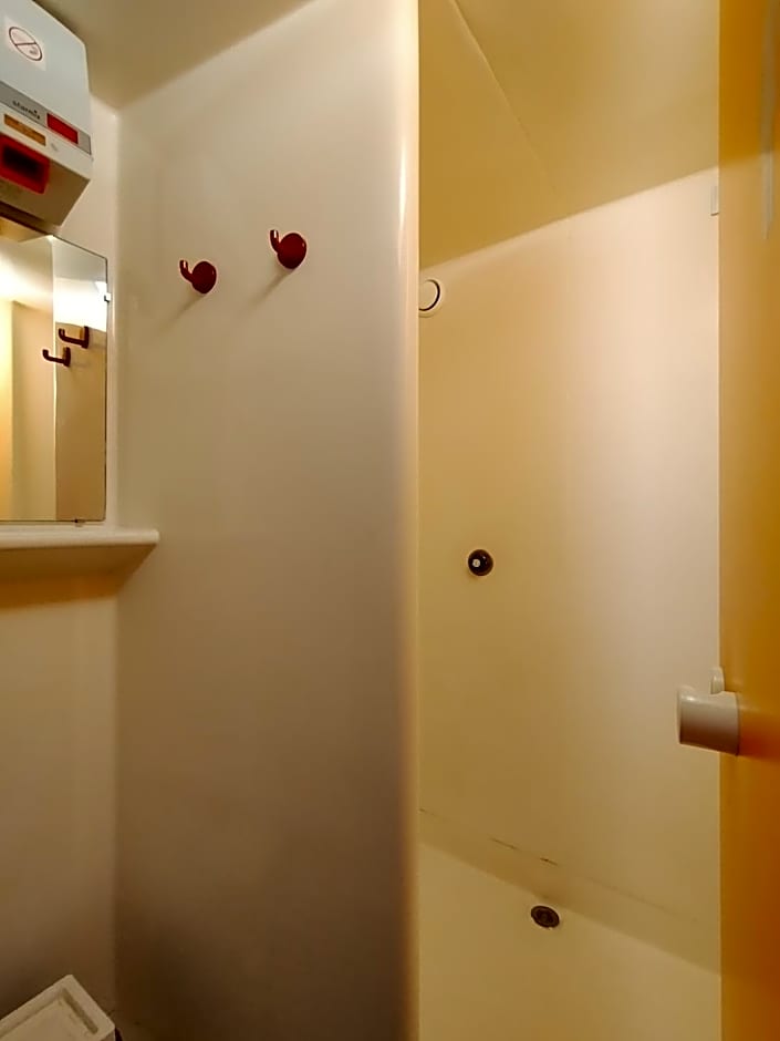 HOTEL THANIA