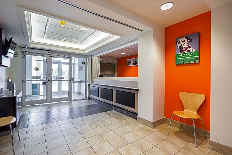 Motel 6-Whitby, ON - Toronto East