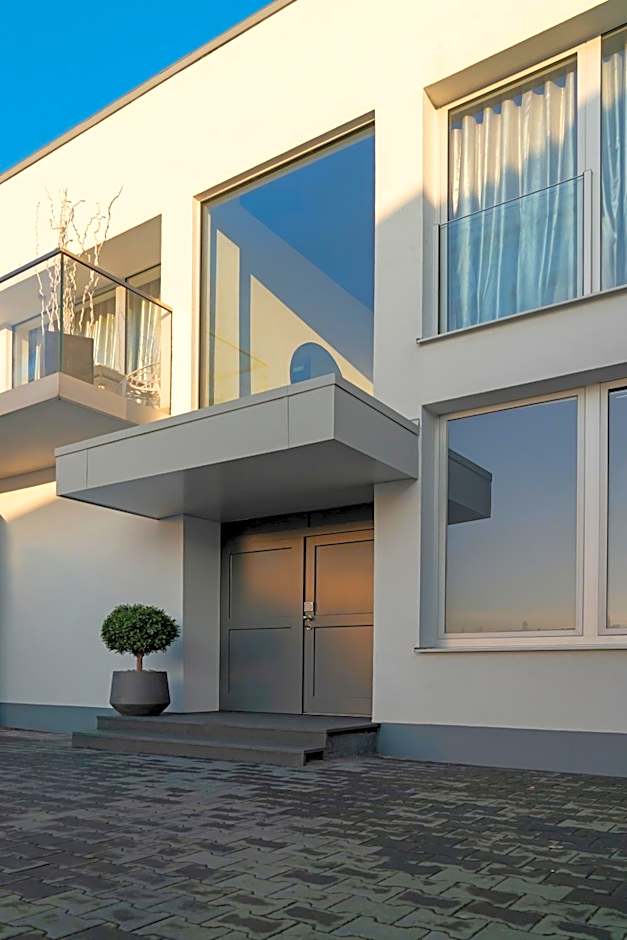 THE NEWSHA SIGNATURE HOME